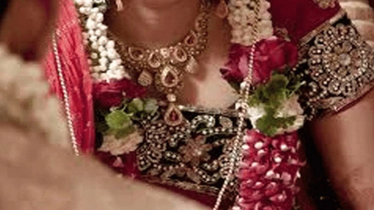 ससुर के तेरहवीं के बाद तबीयत खराब होने का बनाया बहाना, 15 लाख लूटकर घर छोड़ कर चली गईं 2 लुटेरी दुल्हनें 