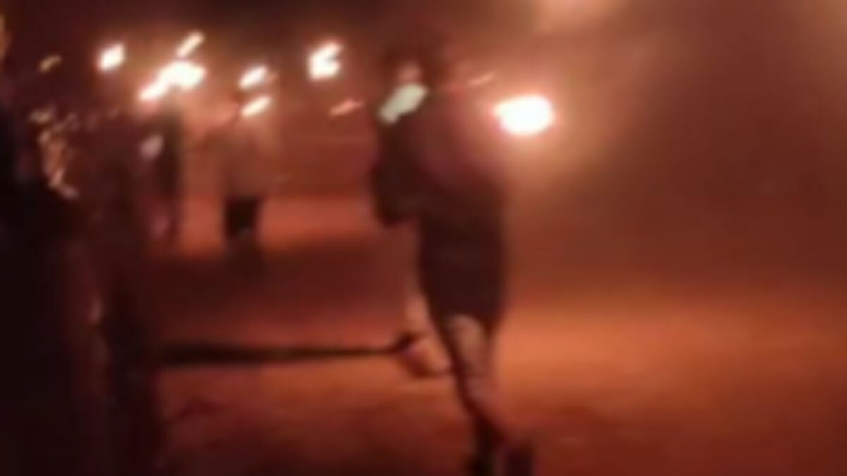 कोरोना वायरस से बचाव के लिए गांव में हुई मशाल-दौड़