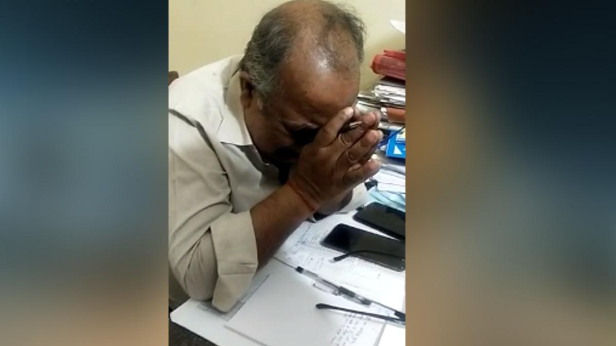 फफक कर रोते ज‍िला अस्पताल के अधीक्षक.