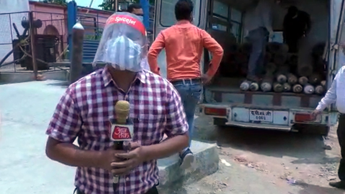 कोरोना मरीजों की मौत के आगे बेबस देख फफक कर रो पड़े जिला अस्पताल के अधीक्षक, वीड‍ियो वायरल 