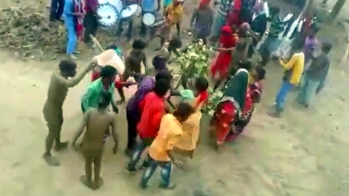  अनोखी परंपरा: कीचड़ में लोटकर करते हैं बारात‍ियों का स्वागत