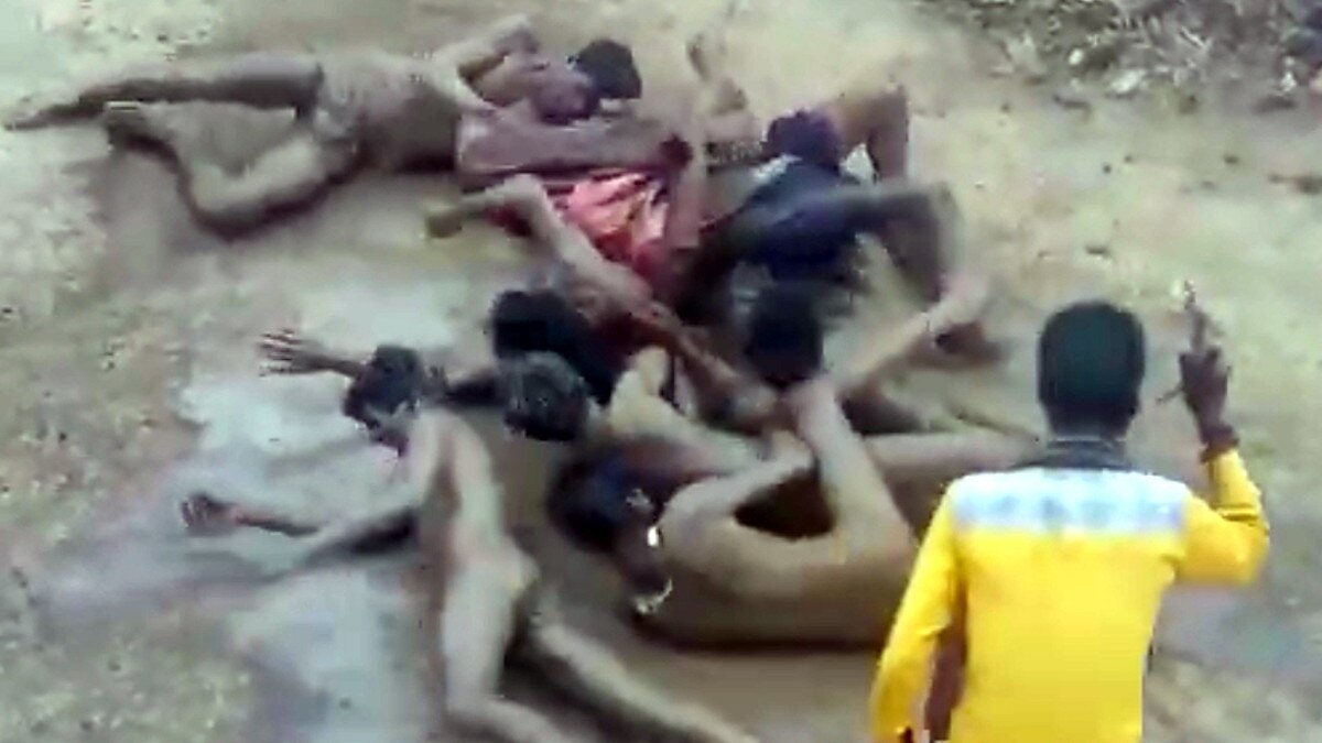  अनोखी परंपरा: कीचड़ में लोटकर करते हैं बारात‍ियों का स्वागत