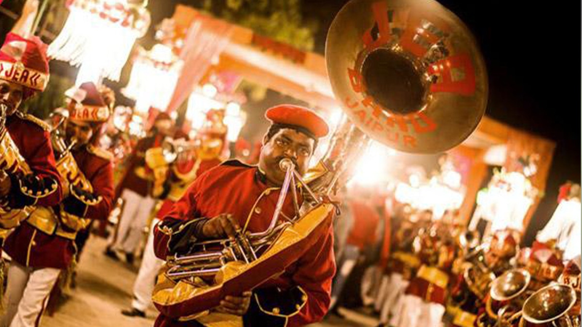  अनोखी परंपरा: कीचड़ में लोटकर करते हैं बारात‍ियों का स्वागत