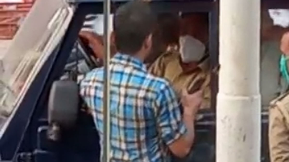 युवक ने दरोगा को जड़ा थप्पड़ युवक ने दरोगा को जड़ा थप्पड़