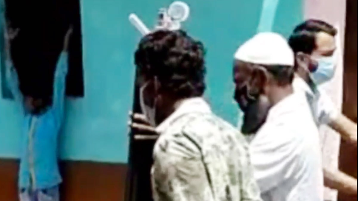 पति ने ठेले पर ऑक्‍सीजन सिलेंडर लगाकर पत्नी को पहुंचाया अस्‍पताल