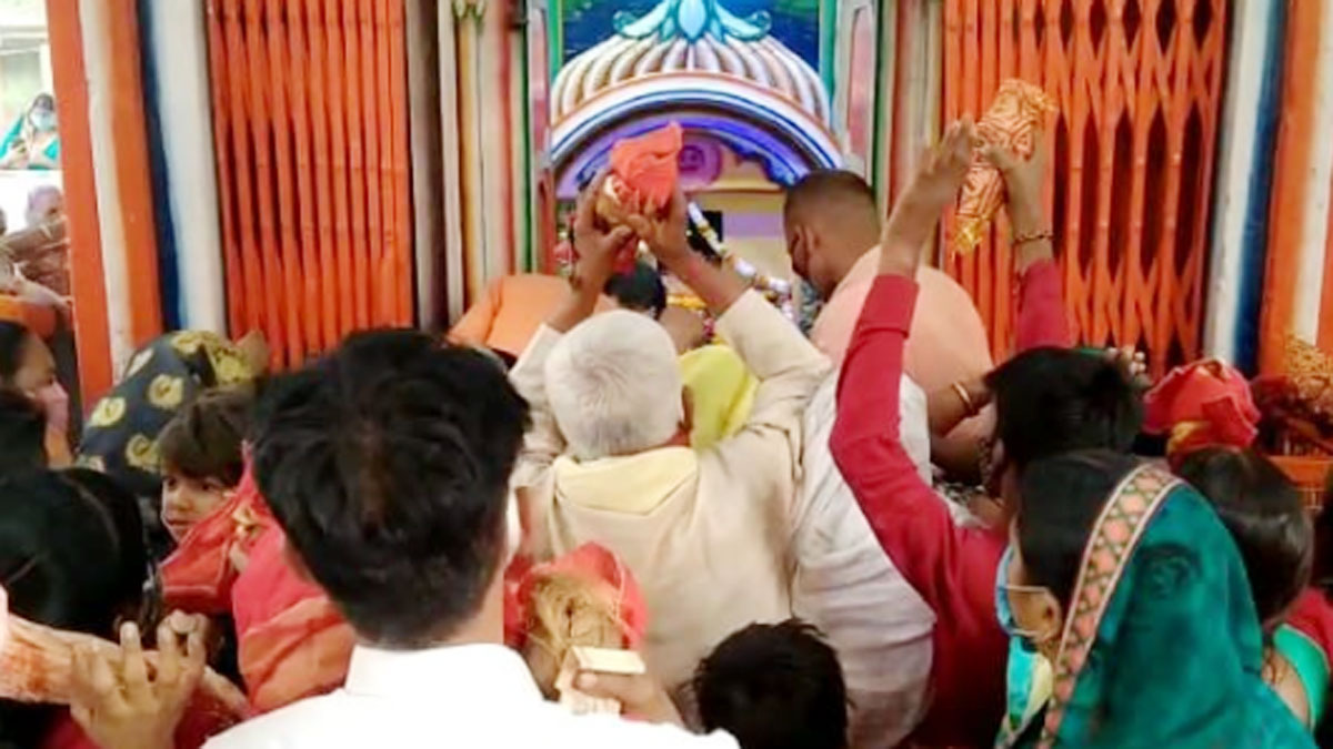  नवरात्रि के पहले दिन मंदिरों में उमड़ी भक्कों की भीड़ 