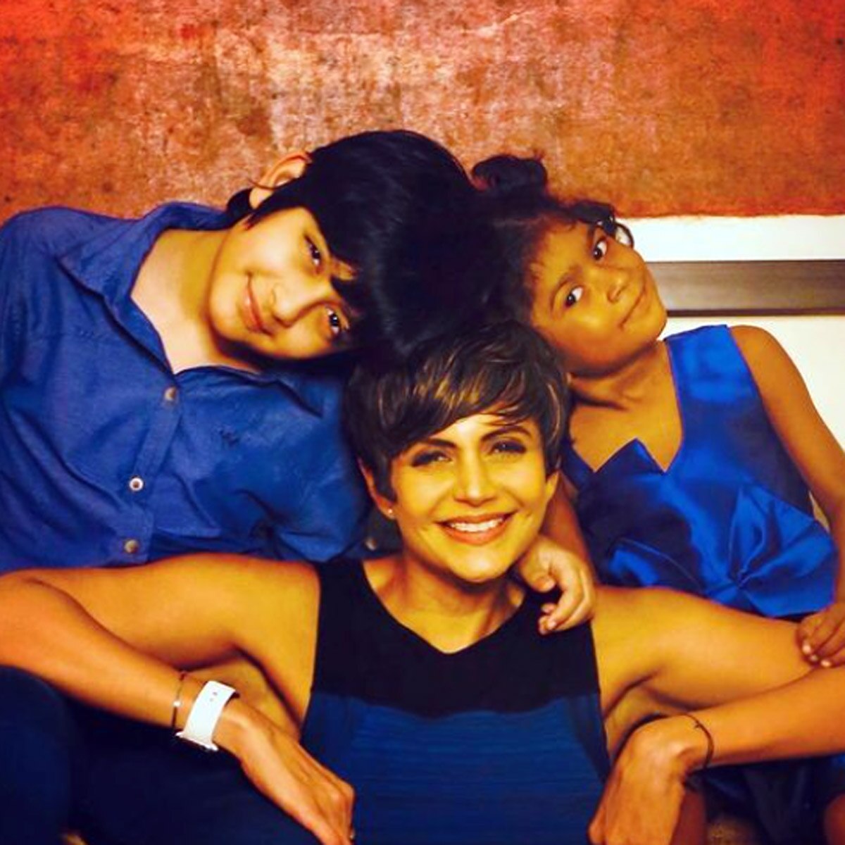 मंद‍िरा बेदी दोनों बच्चों के साथ 