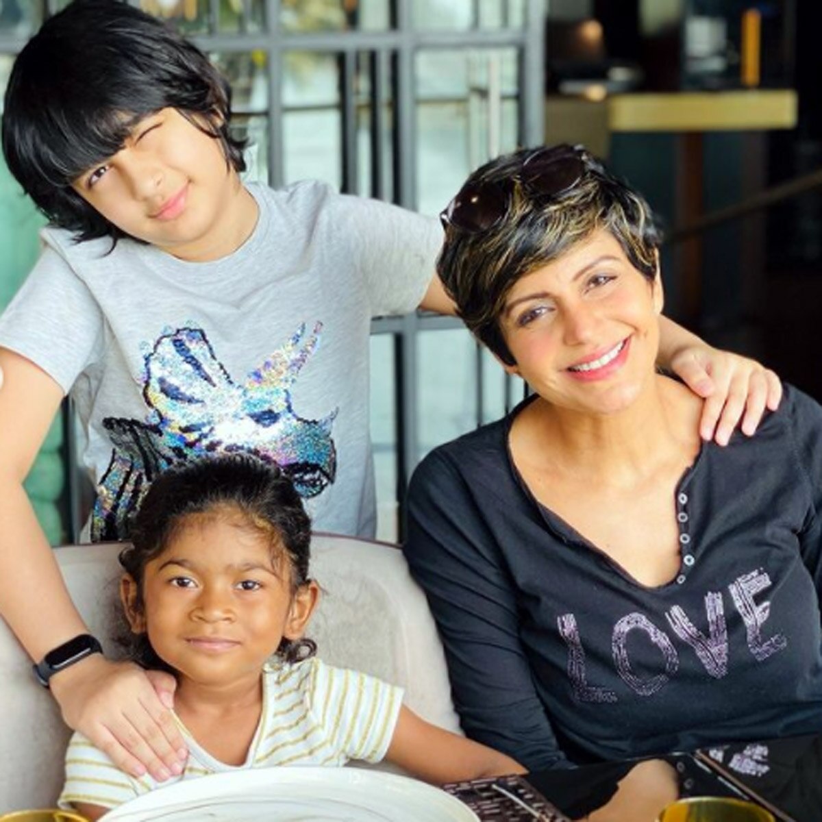 मंद‍िरा बेदी दोनों बच्चों के साथ 