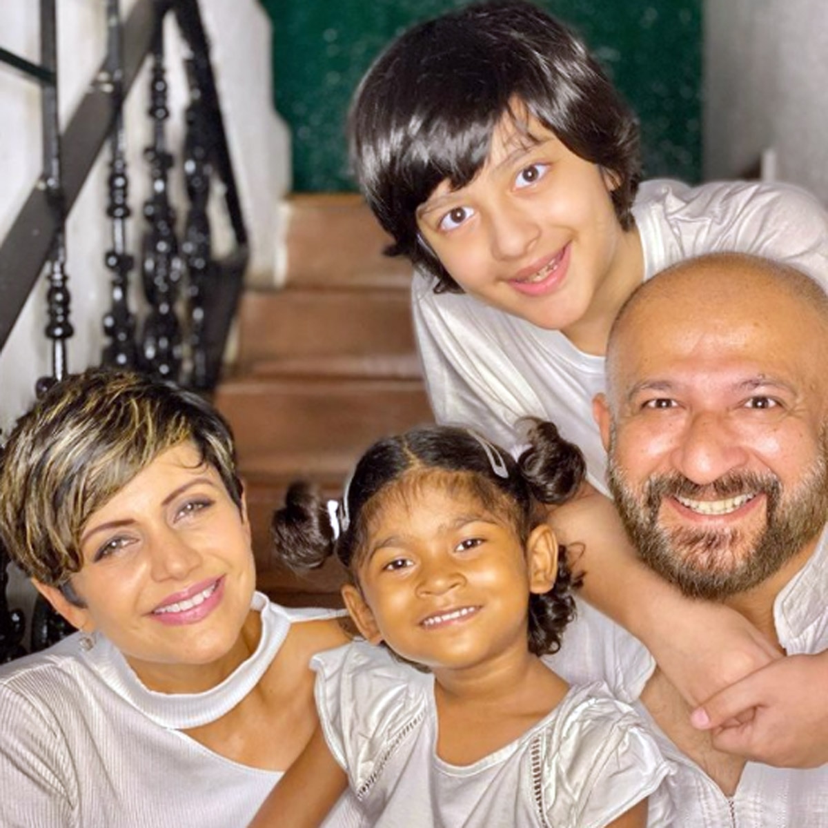 मंद‍िरा बेदी पति और दोनों बच्चों के साथ 