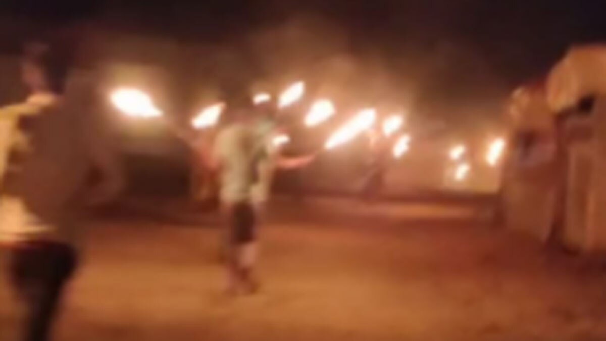 कोरोना वायरस से बचाव के लिए गांव में हुई मशाल-दौड़