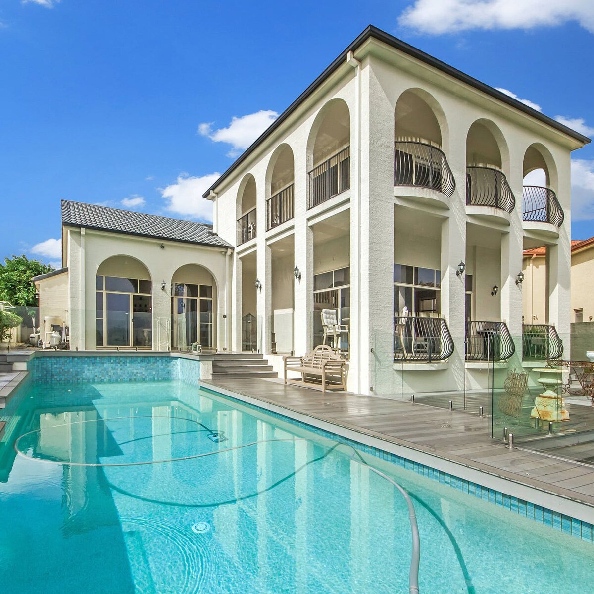 fake mansion wedding