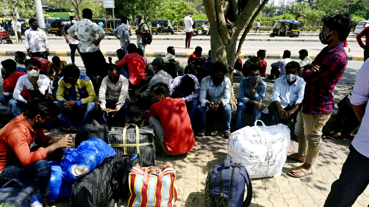 बड़े शहरों से घरों को चल पड़े प्रवासी मजदूर...