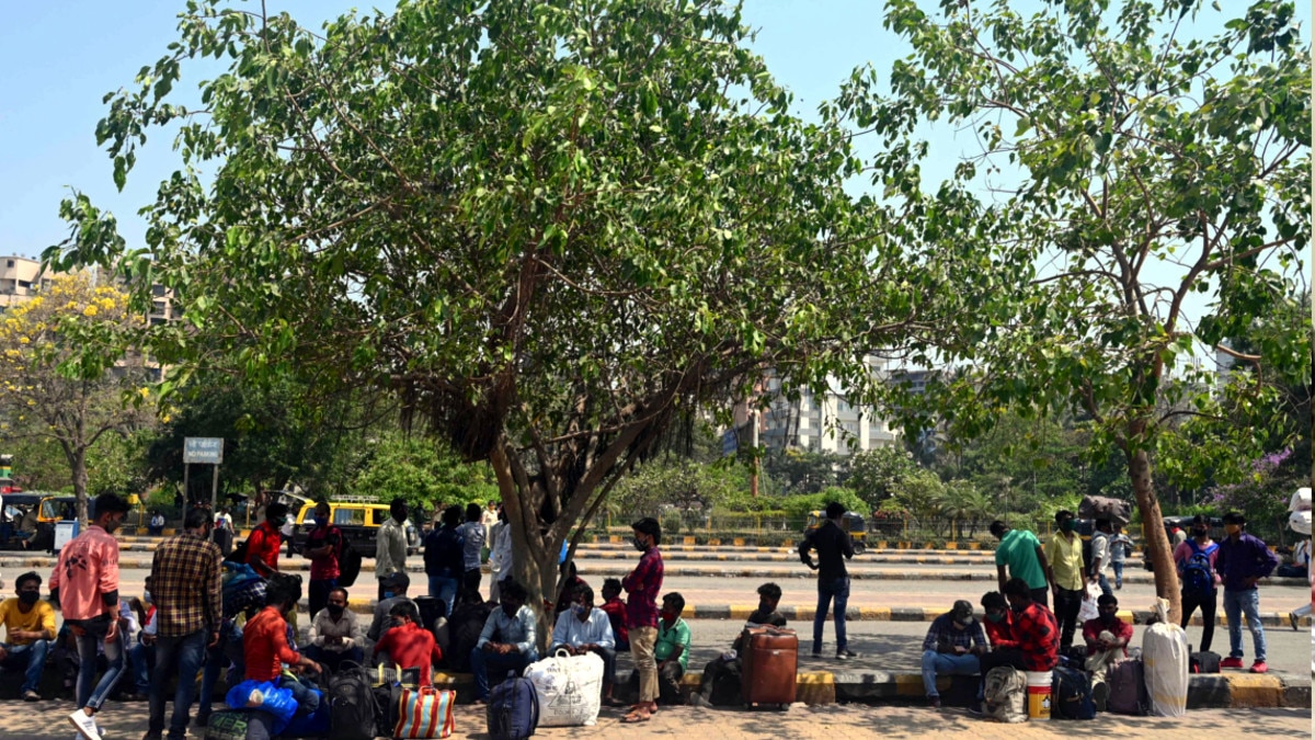 बड़े शहरों से घरों को चल पड़े प्रवासी मजदूर...