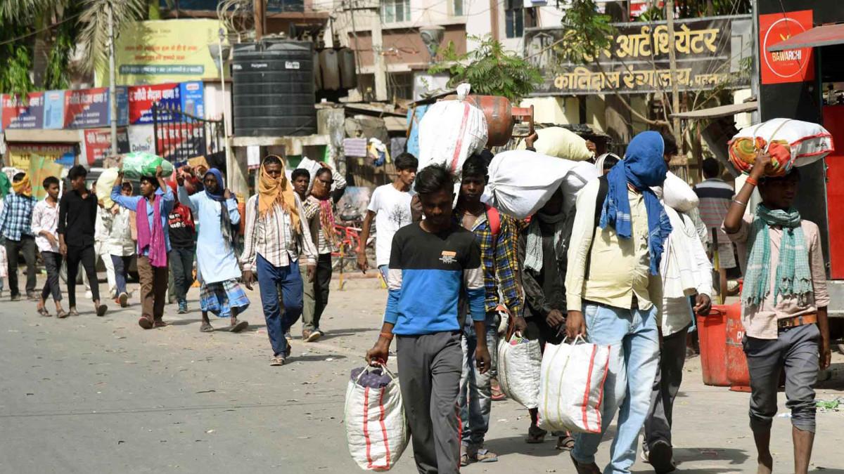 कोरोना संकट 2.0: फिर सिर पर गठरी लादे..बड़े शहरों से चल पड़े प्रवासी मजदूर, Photos