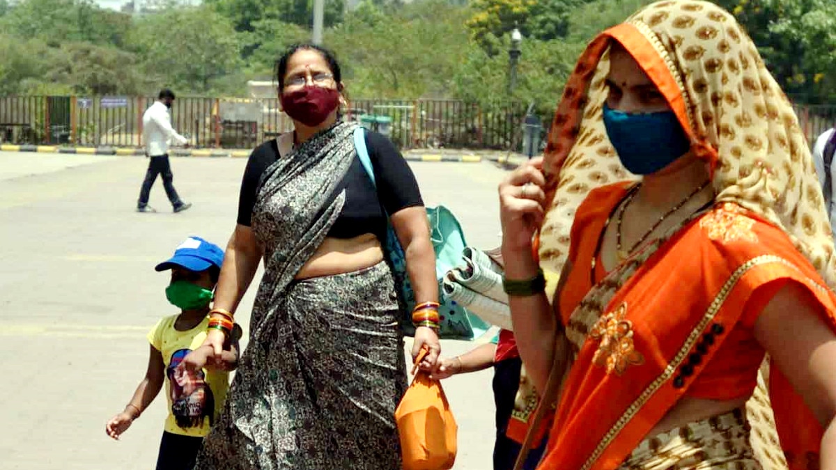 बड़े शहरों से घरों को चल पड़े प्रवासी मजदूर...