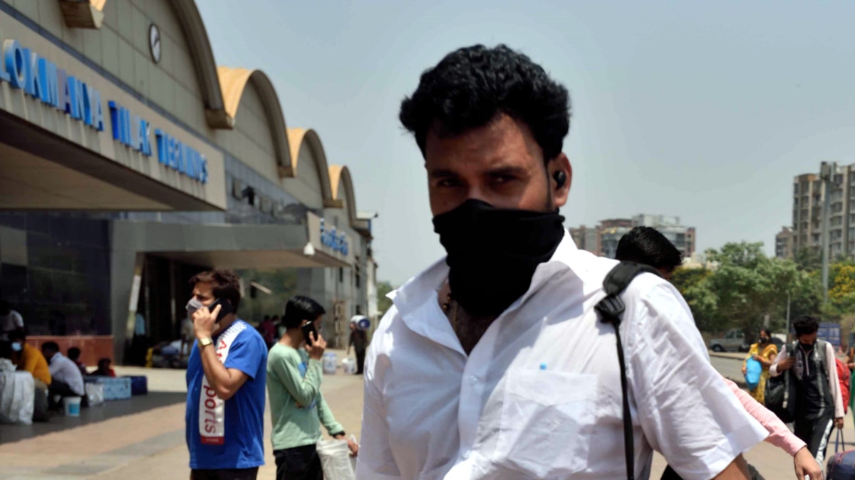 बड़े शहरों से घरों को चल पड़े प्रवासी मजदूर...