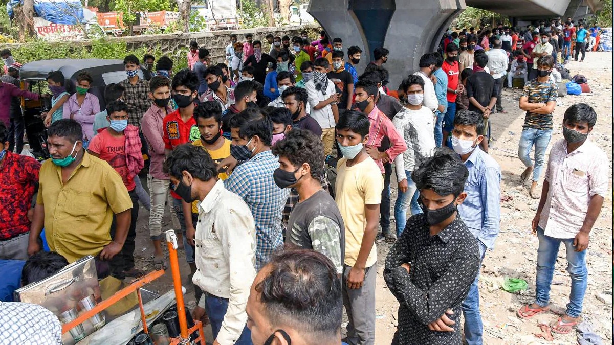 बड़े शहरों से घरों को चल पड़े प्रवासी मजदूर...