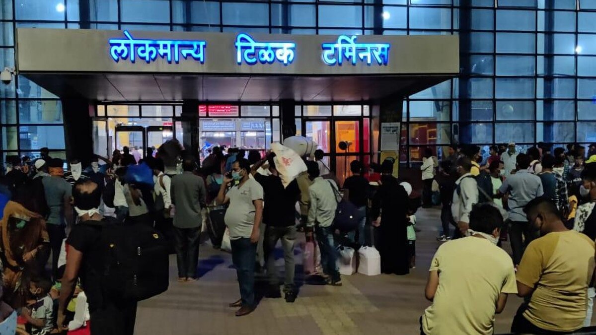 बड़े शहरों से घरों को चल पड़े प्रवासी मजदूर...