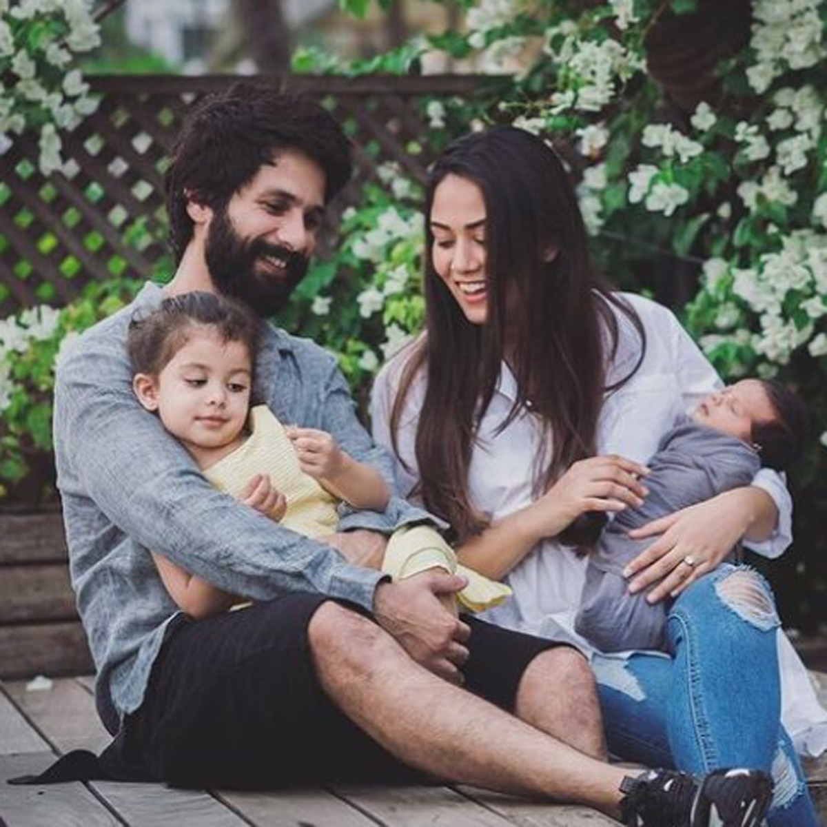 मीरा राजपूत, शाह‍िद कपूर और बच्चों के साथ 