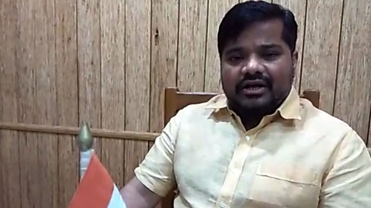 डीएम का गुस्सा देख मची अफरातफरी 