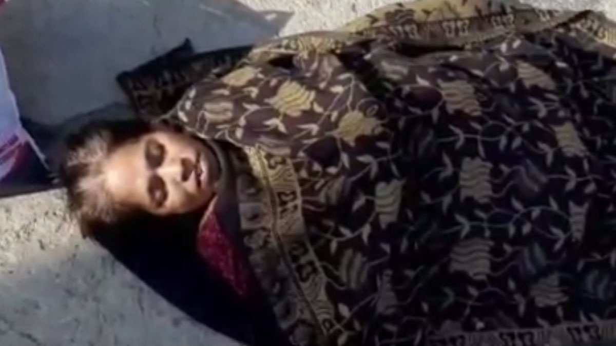 बेटे ने बुजुर्ग मां को घर से बाहर निकाला 