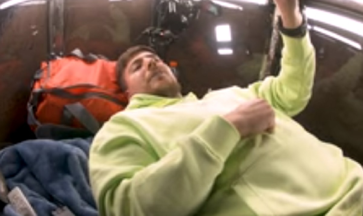 50 घंटे तक जमीन में जिंदा दफन रहा यूट्यूबर