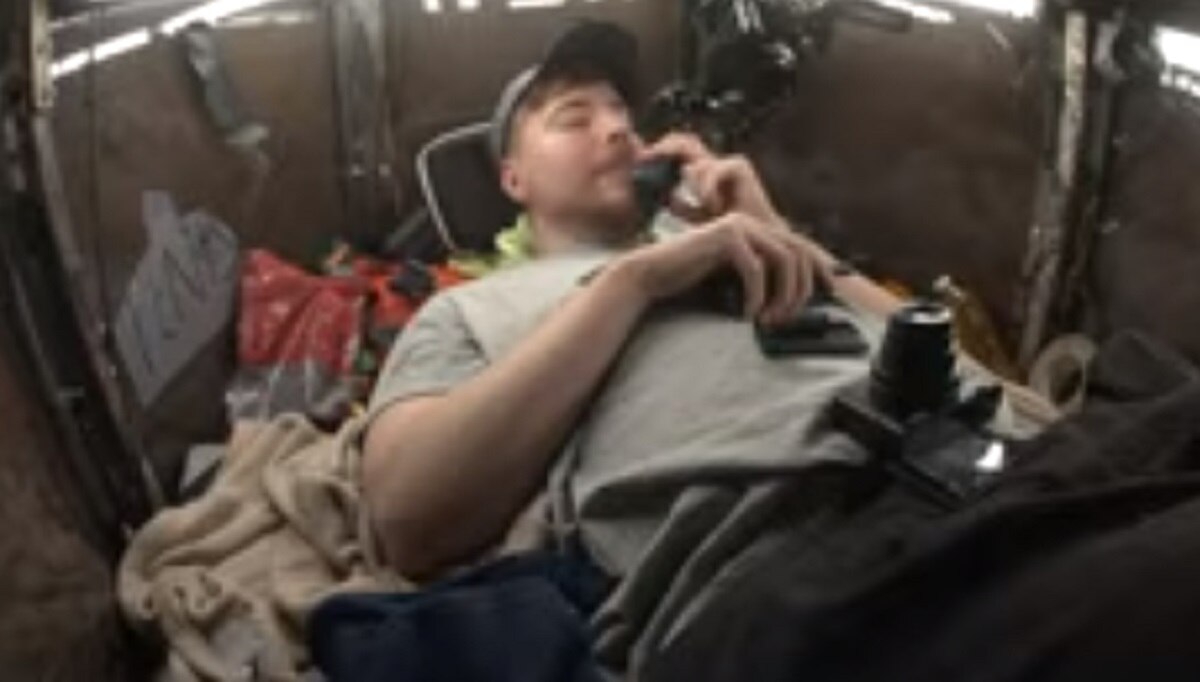 50 घंटे तक जमीन में जिंदा दफन रहा यूट्यूबर