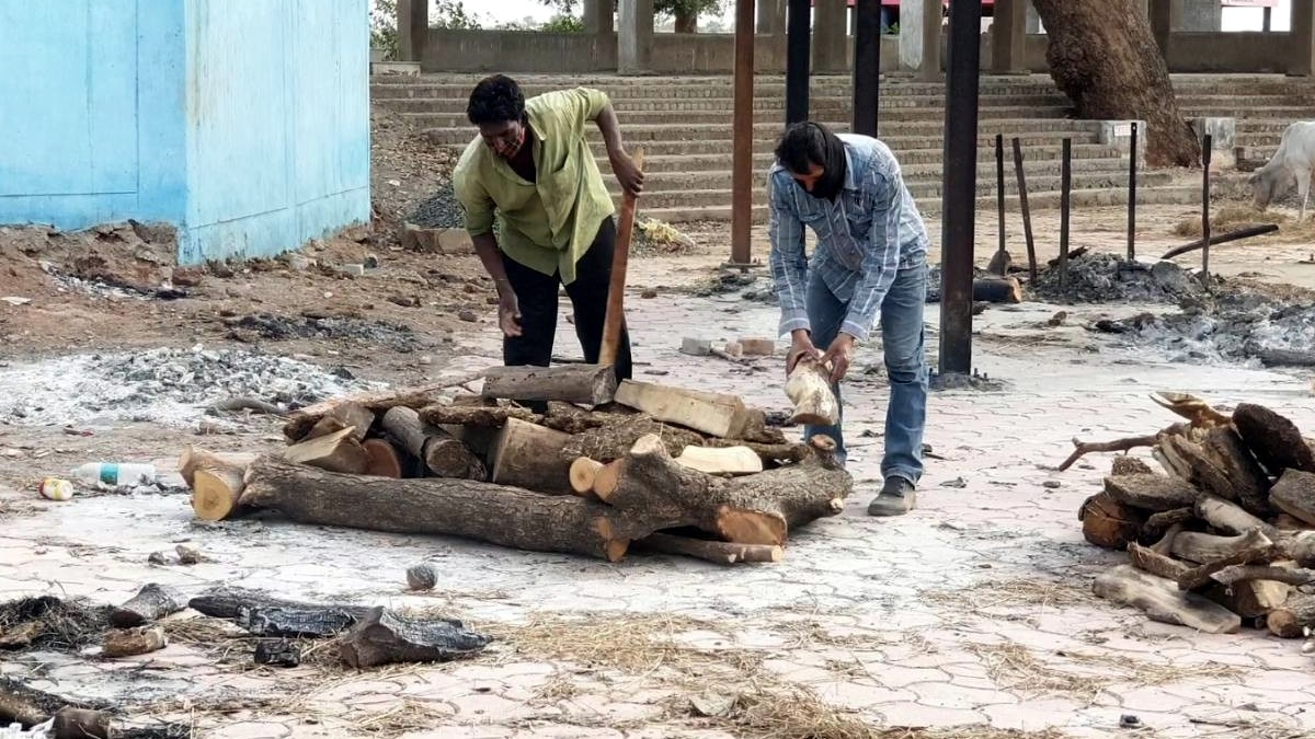 मुक्तिधाम में 15 हजार किलो लकड़ियों का ढेर