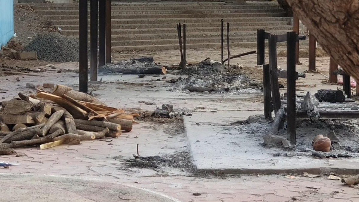 मुक्तिधाम में 15 हजार किलो लकड़ियों का ढेर