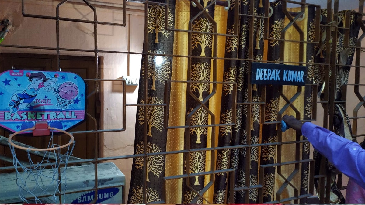 पत्नी-बच्चों सह‍ित 4 की हत्या कर कमरे के बाहर लगाया ताला,  बुलेट मोटरसाइकिल से हो गया फरार 