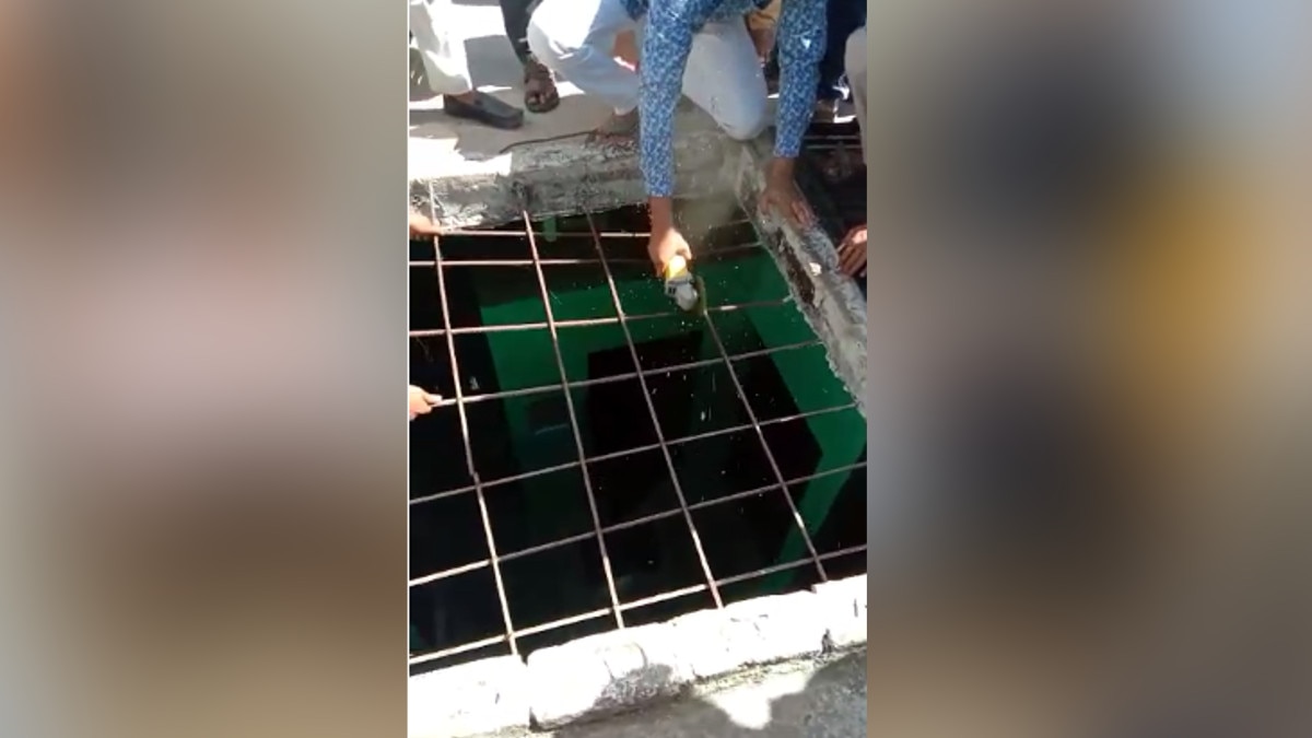 कलयुगी पिता ने पत्नी के साथ दो बच्चों का गला रेता, खुद भी फांसी के फंदे पर झूला