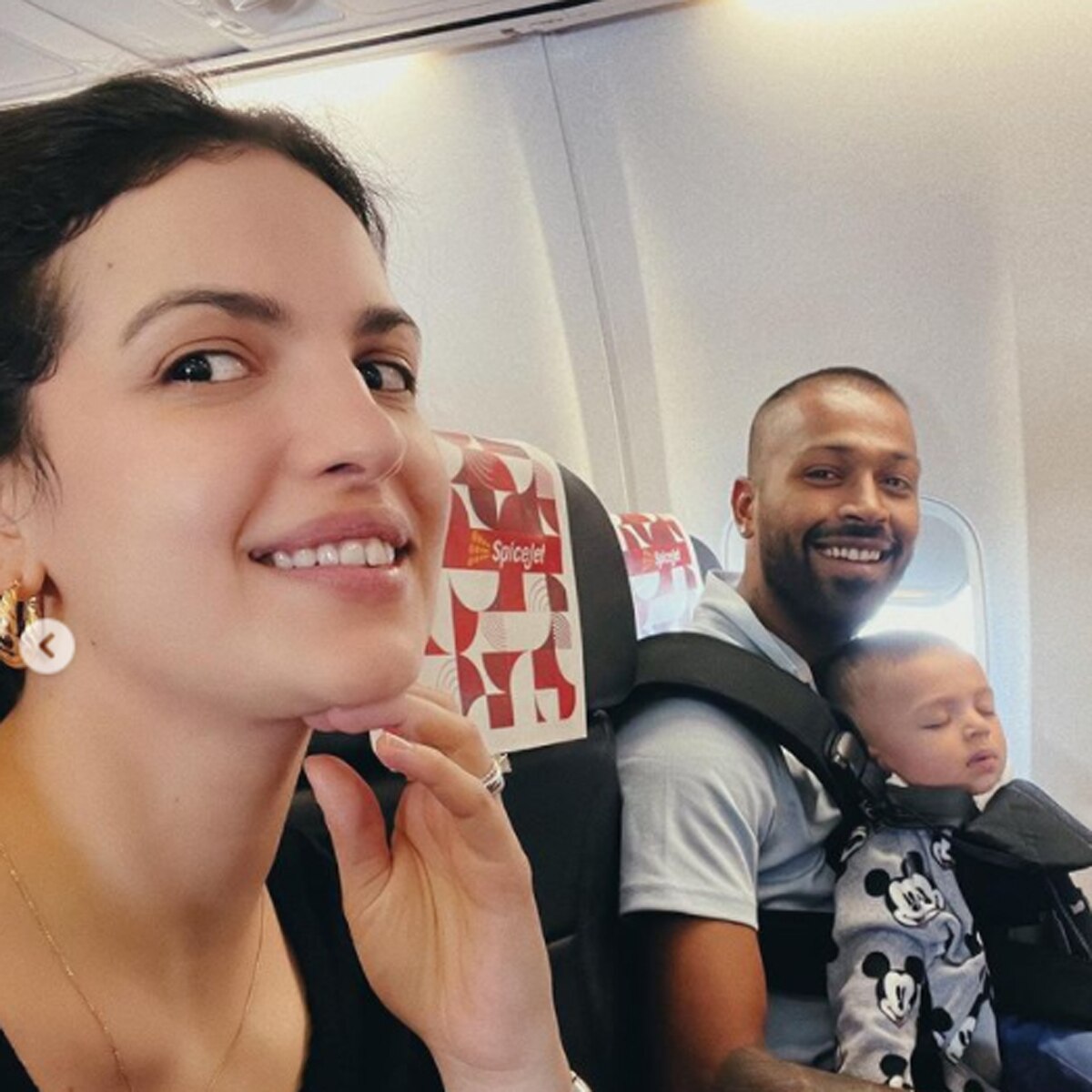 नताशा-हार्द‍िक बेटे अगस्त्य के साथ 