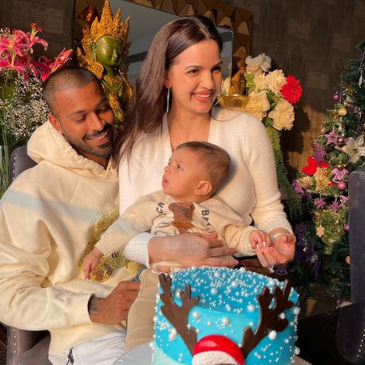 नताशा-हार्द‍िक बेटे अगस्त्य के साथ 