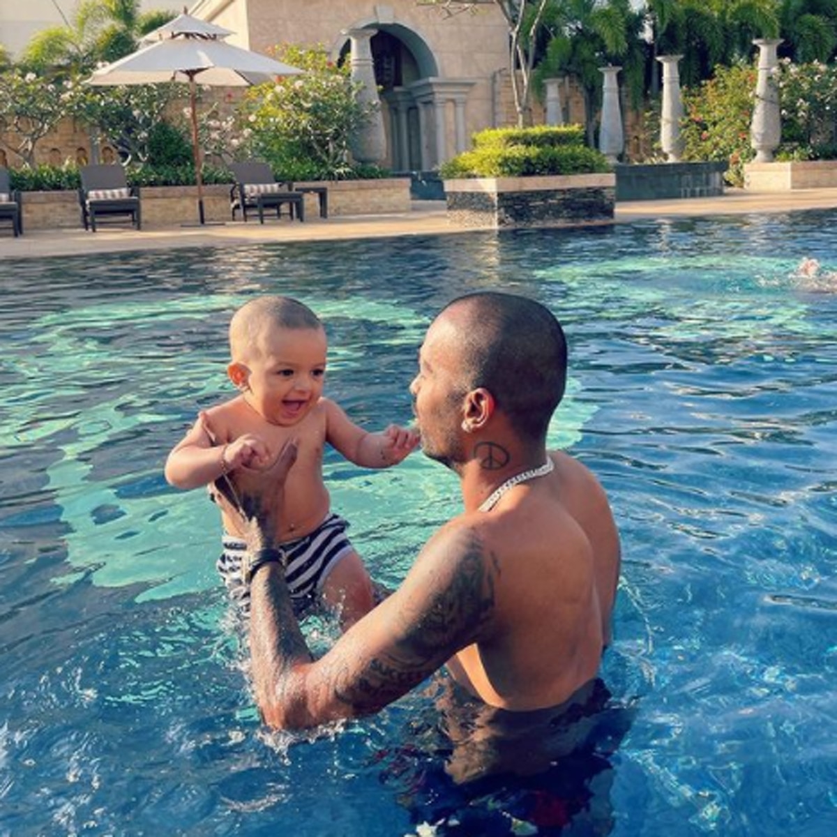 हार्द‍िक बेटे अगस्त्य के साथ 