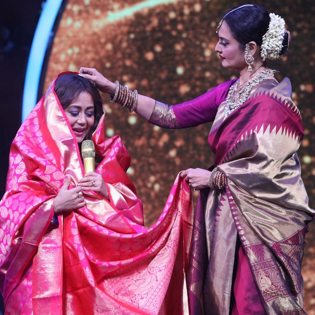 रेखा और नेहा कक्कड़