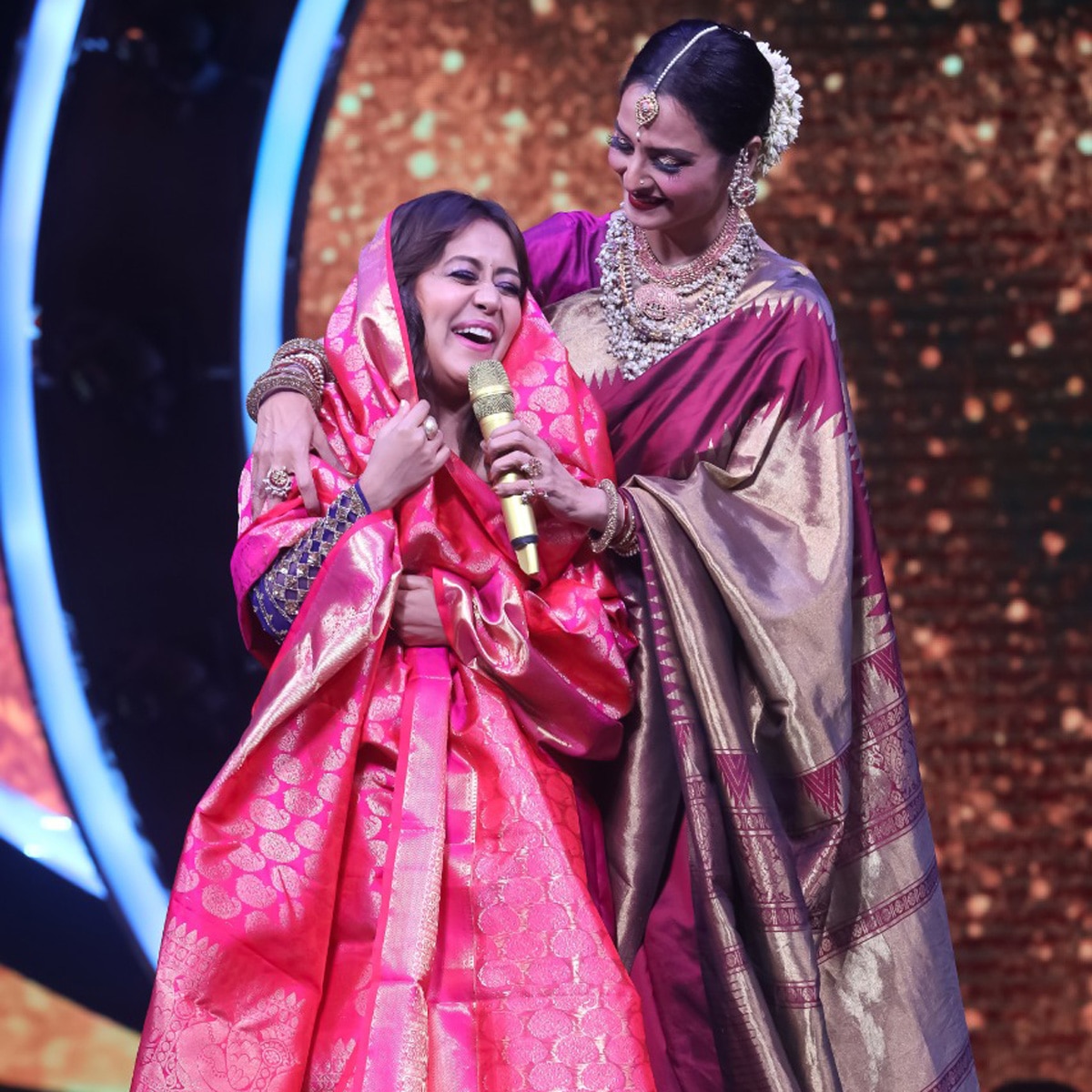 रेखा और नेहा कक्कड़