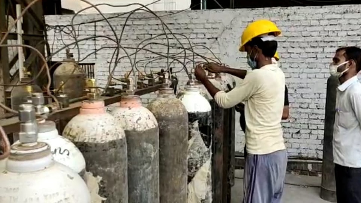 Oxygen gas cylinder.