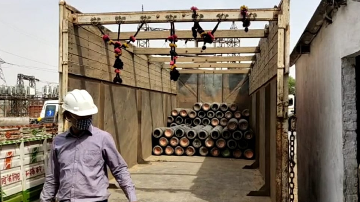 Oxygen gas cylinder 2.