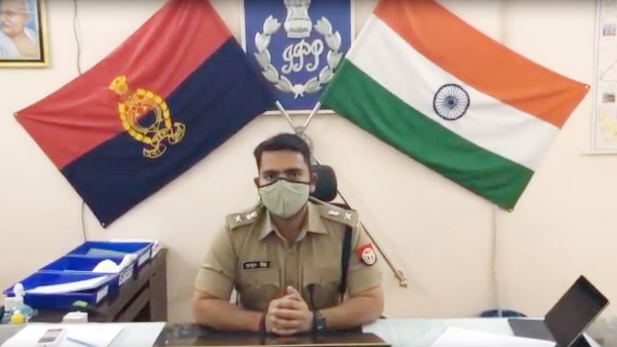  बेटे ने बुजुर्ग मां को घर से बाहर निकाला 