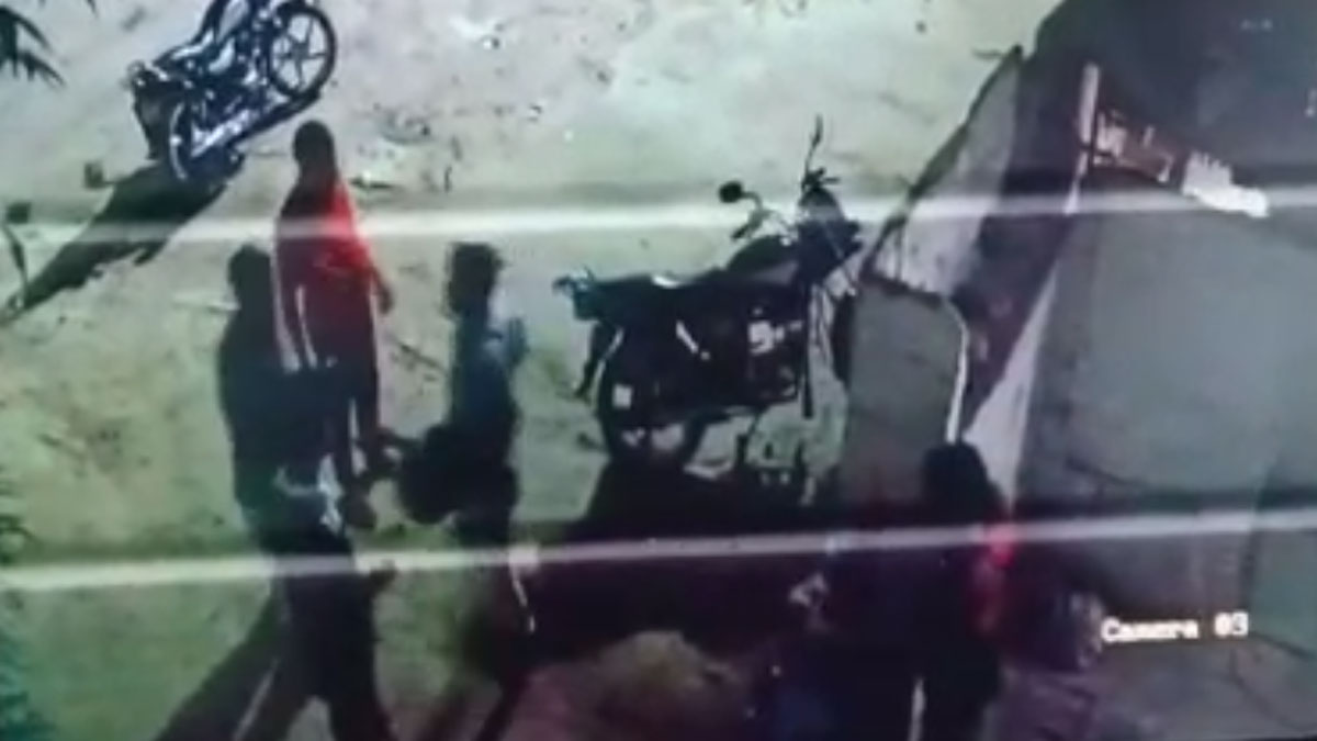 वीकेंड कर्फ्यू में पुलिस ने खुलवाई मटन शॉप