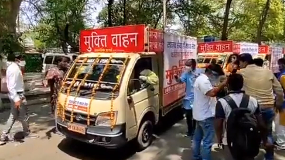 बीजेपी नेता का शव वाहनों के साथ फोटोशूट