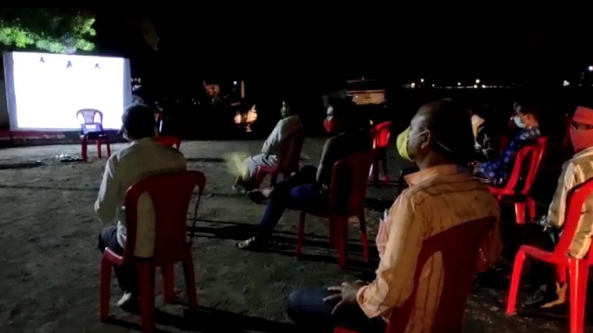 लॉकडाउन तोड़ने वालों को पुलिस ने थाने में बैठाकर दिखाई फिल्म