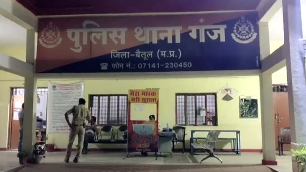 लॉकडाउन तोड़ने वालों को पुलिस ने थाने में बैठाकर दिखाई फिल्म