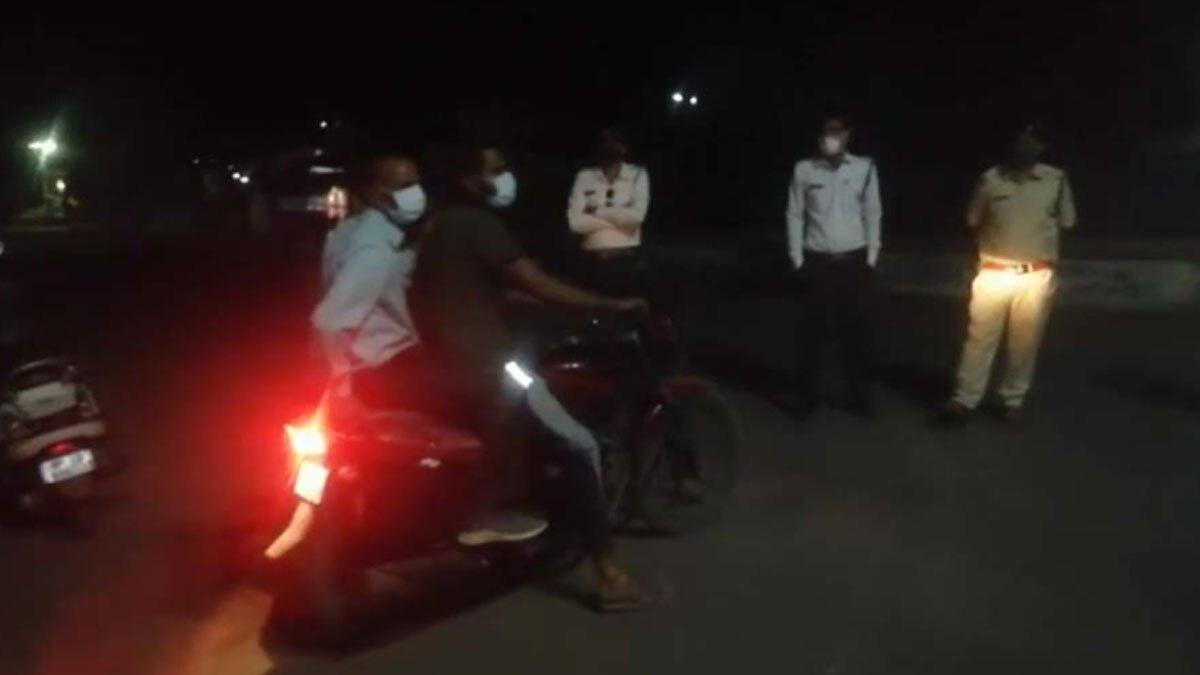 लॉकडाउन तोड़ने वालों को पुलिस ने थाने में बैठाकर दिखाई फिल्म