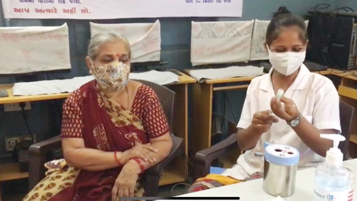 महिलाओं को सोने की नोज पिन और पुरुषों को हैंड ब्लेंडर गिफ्ट