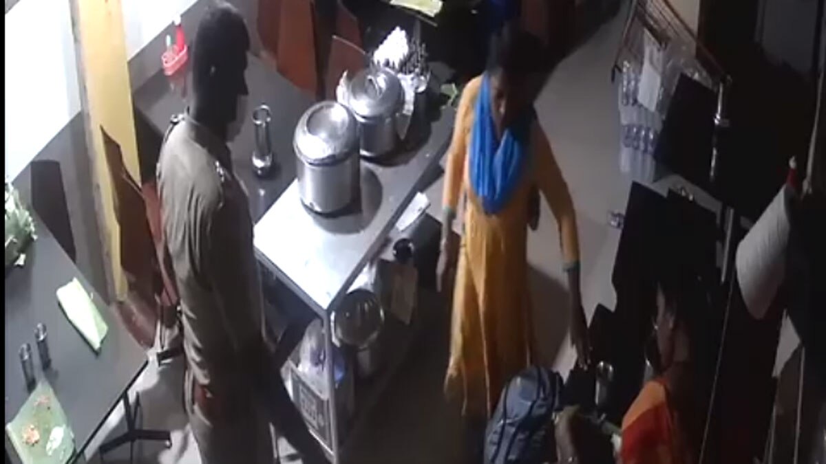  होटल में खाना खा रहे लोगों पर पुलिस के डंडे