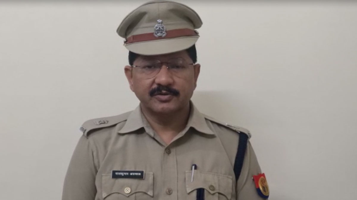 युवकों ने लड़के और लड़की को बीच सड़क जमकर पीटा 