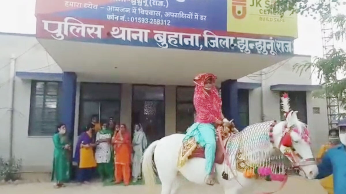 थाने में हुई महिला कांस्टेबल की बिंदौरी की रस्म 