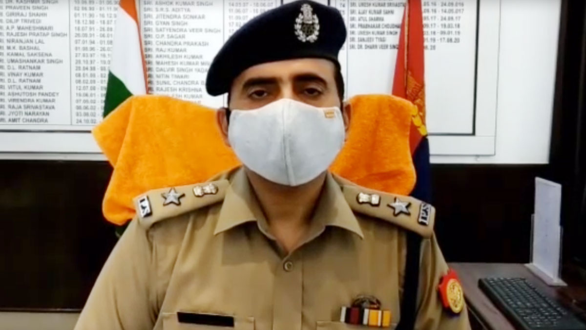 सब्जी मंडी से सेब की पेटी चुराता पुलिसकर्मी 