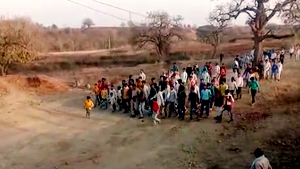  जुआ पकड़ने गई पुलिस पर ग्रामीणों का हमला, लाठी-डंडों से पीटा, गांव में न‍िकाला जुलूस  